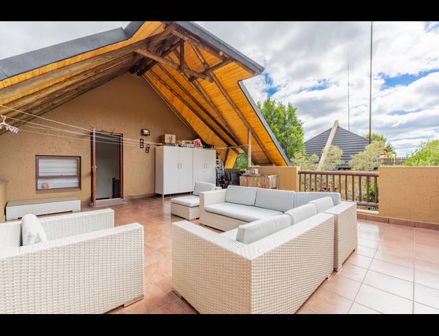 2 BEDROOM APARTMENT FOR SALE IN SUNNINGHILL